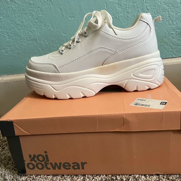 Never worn but does have some staining from the factory, women’s size 8 - Picture 2 of 9